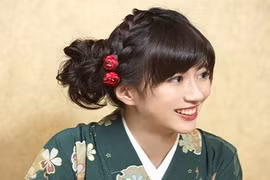 Bị chê giống con trai, nữ kỳ thủ bỗng duyên dáng lạ thường