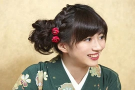 Bị chê giống con trai, nữ kỳ thủ bỗng duyên dáng lạ thường