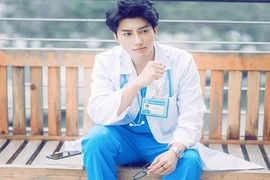 Bác sĩ sản khoa ở Hà Nội đẹp như tài tử điện ảnh gây sốt 