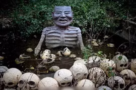 Ám ảnh những bức tượng kinh dị trong công viên bị bỏ hoang