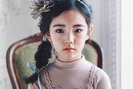 Tiểu mỹ nhân Hàn Quốc, học lớp 1 đã "son phấn" siêu đẳng