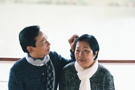 Con trai chụp ảnh tặng cha mẹ nhân 25 năm ngày cưới