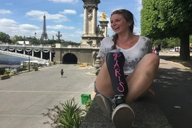 Người đẹp một chân quyết tâm đi du lịch khắp châu Âu