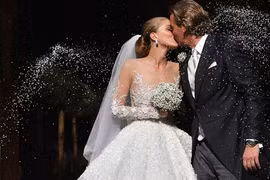 Tiểu thư 9X diện váy cưới đính 500.000 viên pha lê