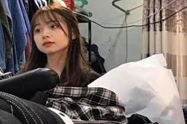 Nữ nhân viên bán hàng bị chụp lén xinh như sao Hàn