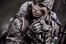 Chiêm ngưỡng nhan sắc của nữ thợ săn "bốc lửa" nhất quả đất