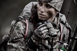 Chiêm ngưỡng nhan sắc của nữ thợ săn "bốc lửa" nhất quả đất