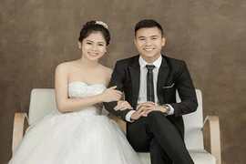 Cô dâu xinh như hoa hậu, hát hay như ca sĩ gây sốt