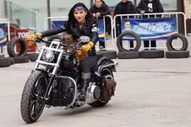 Hot girl mê xe phân khối lớn khiến mày râu "mê tít"