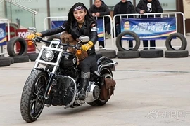 Hot girl mê xe phân khối lớn khiến mày râu "mê tít"