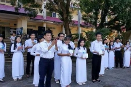 Thuê máy bay đưa đề thi và giám thị ra đảo