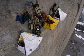 Khiếp đảm với những du khách thích "đùa giỡn tử thần"