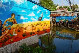 Bích họa bên những ngôi nhà lụp xụp ở Đồng Tháp