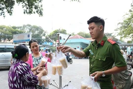 Công an tại TP HCM nấu cháo giúp bệnh nhân nghèo