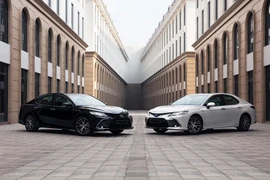Toyota Camry tại Việt Nam bán kèm “lạc” kênh giá tới 130 triệu đồng