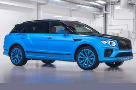 Cặp vợ chồng bắt Bentley làm Bentayga LWB Azure màu sơn hàng thửa