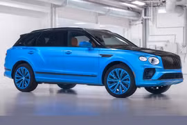 Cặp vợ chồng bắt Bentley làm Bentayga LWB Azure màu sơn hàng thửa