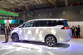 Đối thủ Toyota Innova Cross giá từ 699 triệu tại Việt Nam