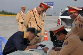 Bằng lái qua ứng dụng VNeID bị tạm giữ thế nào khi tài xế vi phạm?