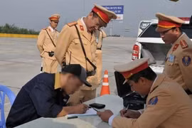 Bằng lái qua ứng dụng VNeID bị tạm giữ thế nào khi tài xế vi phạm?