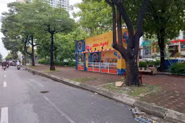 Loạt quầy bánh Trung thu lấn chiếm vỉa hè Hà Nội