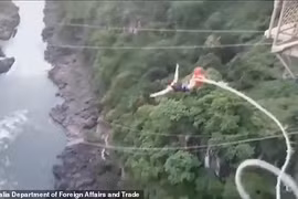 Khoảnh khắc kinh hãi cô gái trẻ rơi xuống sông đầy cá sấu