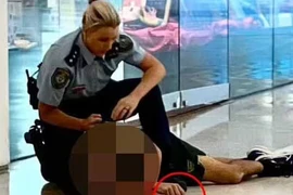 Nữ cảnh sát anh hùng hạ gục kẻ đâm dao tại Sydney