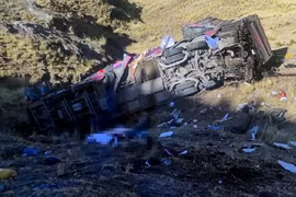 Xe buýt lao xuống vực, ít nhất 26 người thiệt mạng