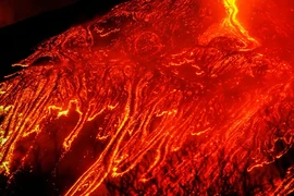 Cận cảnh núi lửa Etna hoạt động mạnh nhất Châu Âu phun trào