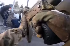 Khoảnh khắc Nga bắt nghi phạm chiêu mộ 4 tay súng vụ khủng bố