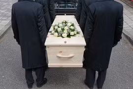 Đang được đưa tới nhà tang lễ, người phụ nữ bất ngờ “sống lại“