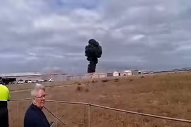 Khoảnh khắc máy bay rơi tại triển lãm hàng không, phi công tử nạn