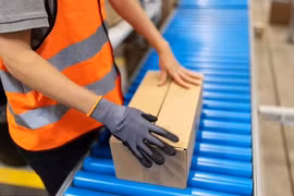 Nữ công nhân chết thảm vì khăn quàng cổ kẹt vào băng chuyền