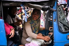 Cuộc sống bà mẹ đơn thân lái xe 3 bánh mưu sinh 