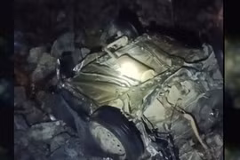 Trở về từ đám cưới, ô tô chở 5 người lao xuống vực sâu