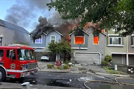 Khoảnh khắc kinh hãi máy bay lao xuống nhà dân, bốc cháy ngùn ngụt