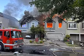 Khoảnh khắc kinh hãi máy bay lao xuống nhà dân, bốc cháy ngùn ngụt