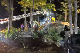 Giải cứu bé trai 11 tuổi kẹt giữa hai tảng đá suốt 9 tiếng