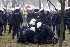 Nông dân đụng độ cảnh sát ở Ba Lan, nhiều người bị thương