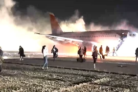 Khoảnh khắc máy bay Nga bốc cháy khi hạ cánh
