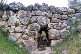 Cận cảnh cây cầu cổ hơn 3.000 năm tuổi nay vẫn sử dụng