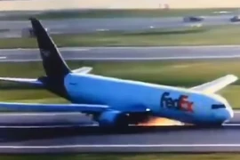 Khoảnh khắc máy bay Boeing mài bụng tóe lửa khi hạ cánh