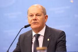 Người đàn ông bị phạt 5.100 USD sau khi ôm Thủ tướng Đức