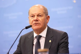 Người đàn ông bị phạt 5.100 USD sau khi ôm Thủ tướng Đức