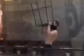 Lỡ chuyến bay, hành khách giận dữ đập phá đồ đạc và kết đắng