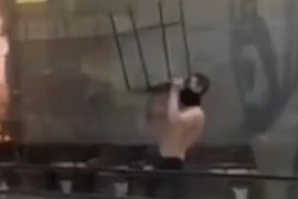 Lỡ chuyến bay, hành khách giận dữ đập phá đồ đạc và kết đắng