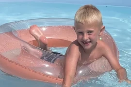 Đang soi gương, bé trai 5 tuổi tử vong thương tâm