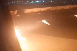 Máy bay chở 179 người hạ cánh khẩn vì cháy động cơ