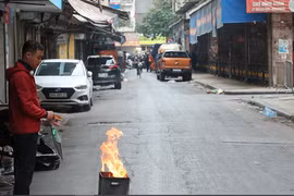 Chiều 30 Tết: Phố cổ vắng vẻ, quán bia hơi đặc biệt đông khách