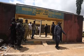 Mưa lớn phá hỏng nhà tù, hơn 100 tù nhân vượt ngục